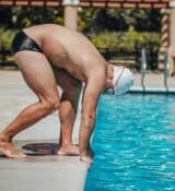Homme apprenant à nager grâce aux cours de natation