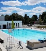 Vue du bassin extérieur ensoleillé de la piscine des Essarts